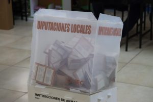 Urna con votos adentro.