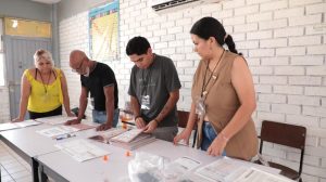 Funcionarios de casilla contando material electoral. restante.