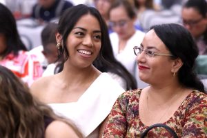Dos mujeres sonriendo