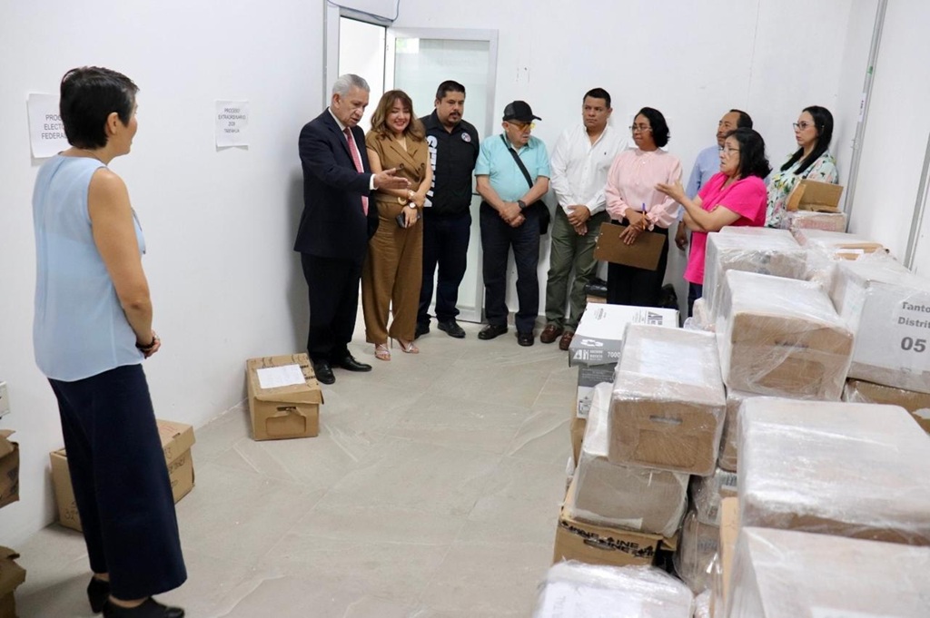 varias personas dentro de una bodega con cajas