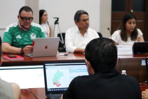 Un persona viendo un mapa en su computadora