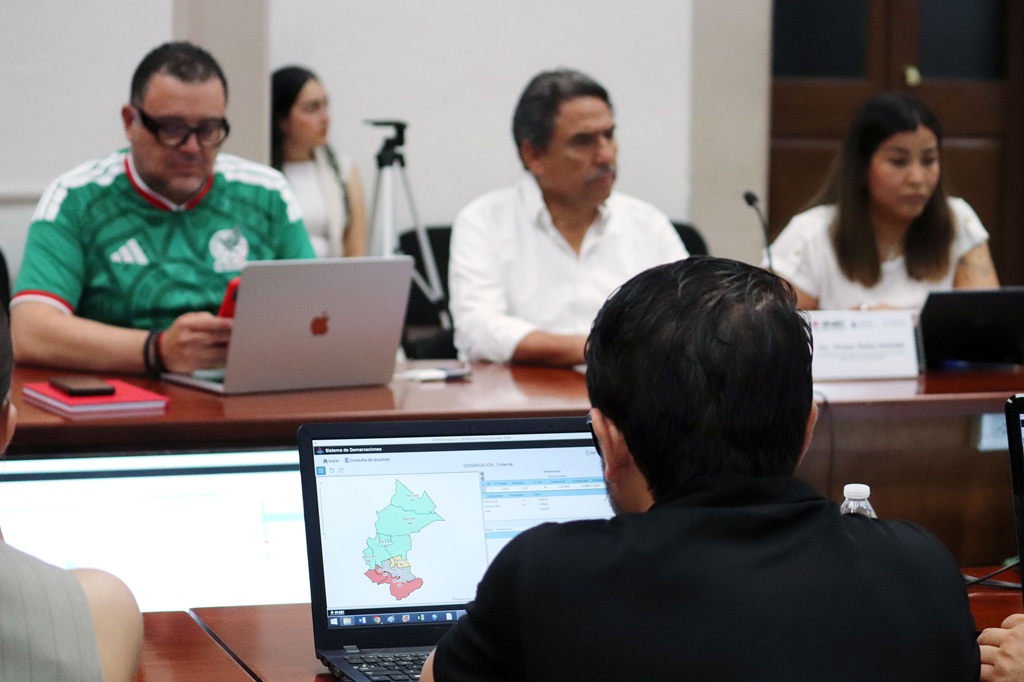 Un persona viendo un mapa en su computadora