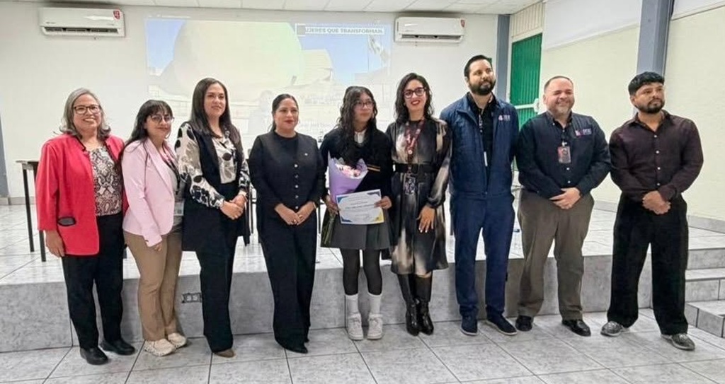 nueve personas de pie posando para la fotografía