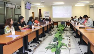 personas sentadas alrededor de una mesa