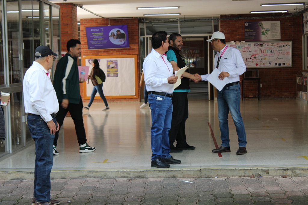 algunos hombres caminando y otros saludándose