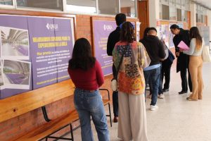 personas adultas formadas para entrara a un salón de clases