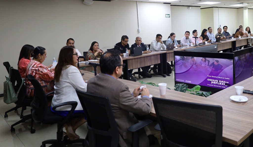 varias personas sentadas alrededor de una mesa rectangular