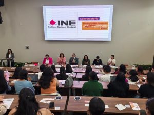 Un auditorio con muchas personas sentadas