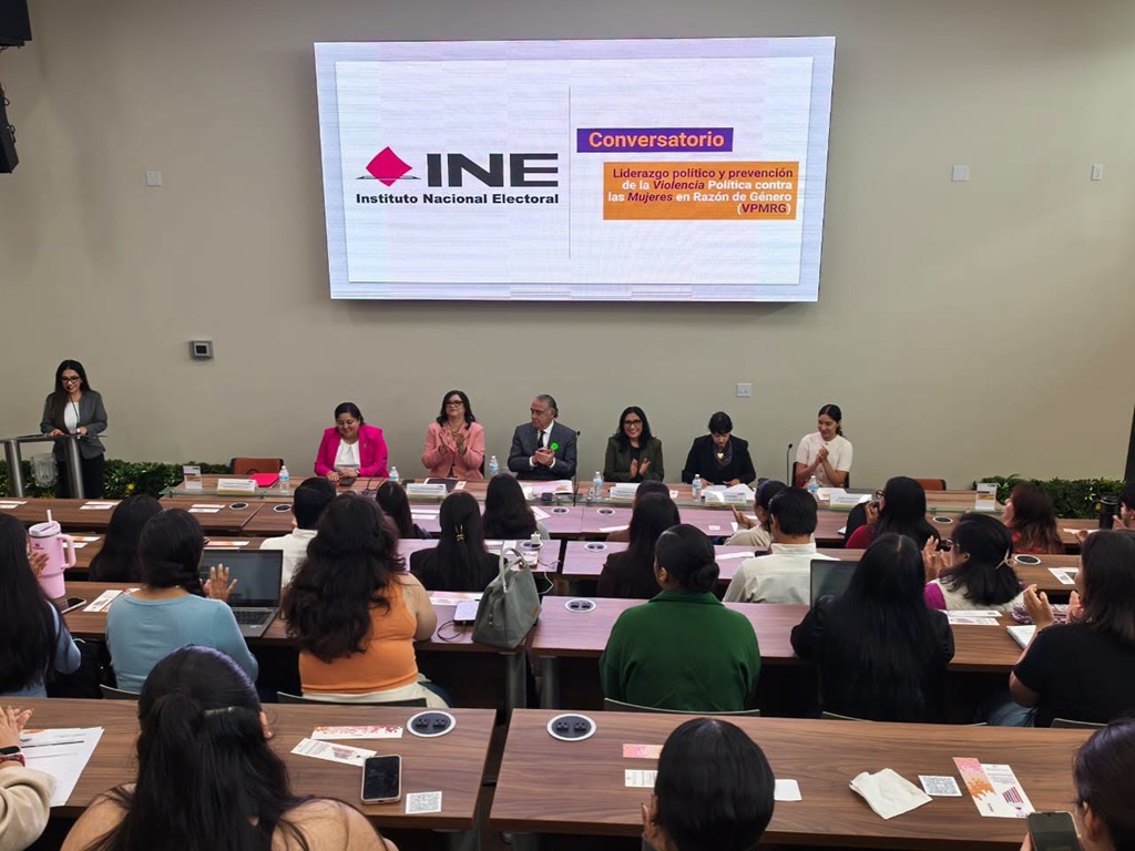 Un auditorio con muchas personas sentadas