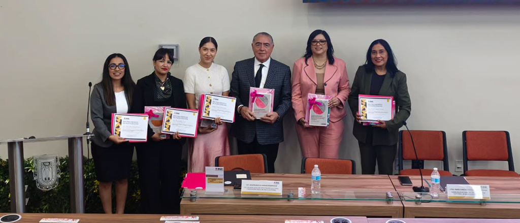 cinco mujeres uy un hombre de pie, sosteniendo diplomas