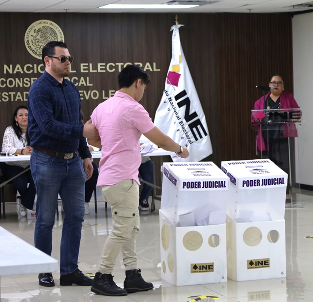 una persona con debilidad visual apoyada por otra persona