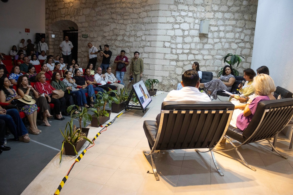 varias personas en un auditorio sentadas
