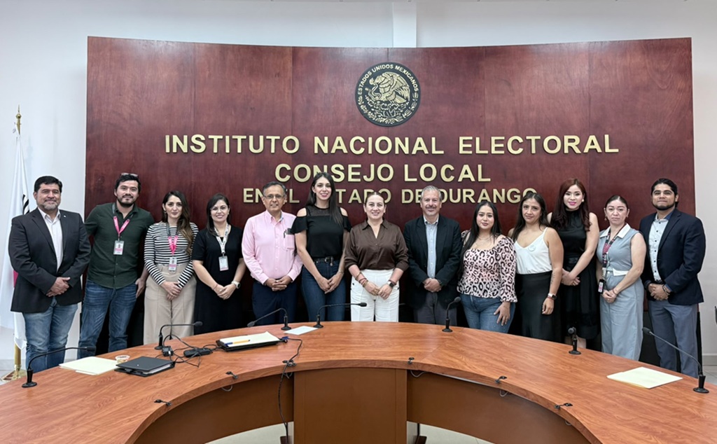 Hombres y mujeres de pie posando para la fotografía