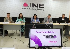 cinco personas sentadas frente a una pantalla