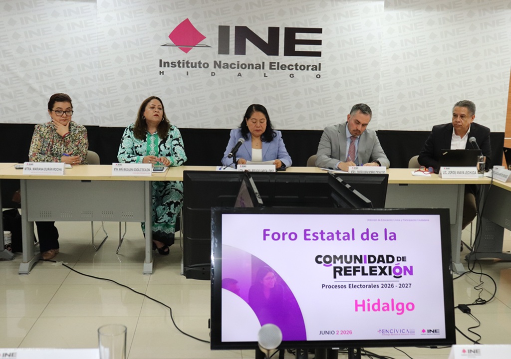 cinco personas sentadas frente a una pantalla