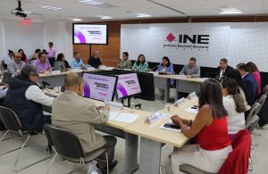 Varias personas en reunión de trabajo