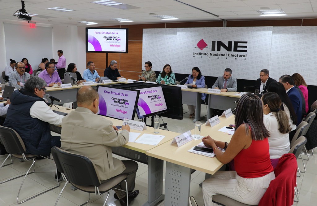 Varias personas en reunión de trabajo