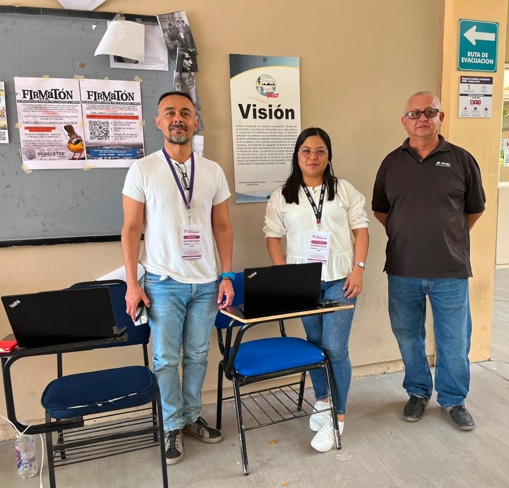 tres personas de pie posando para la foto