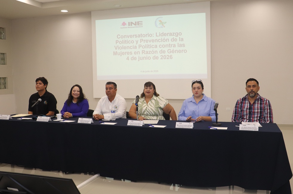 seis personas sentadas