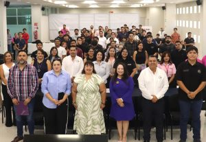 muchas personas de pie posando para la foto en grupo