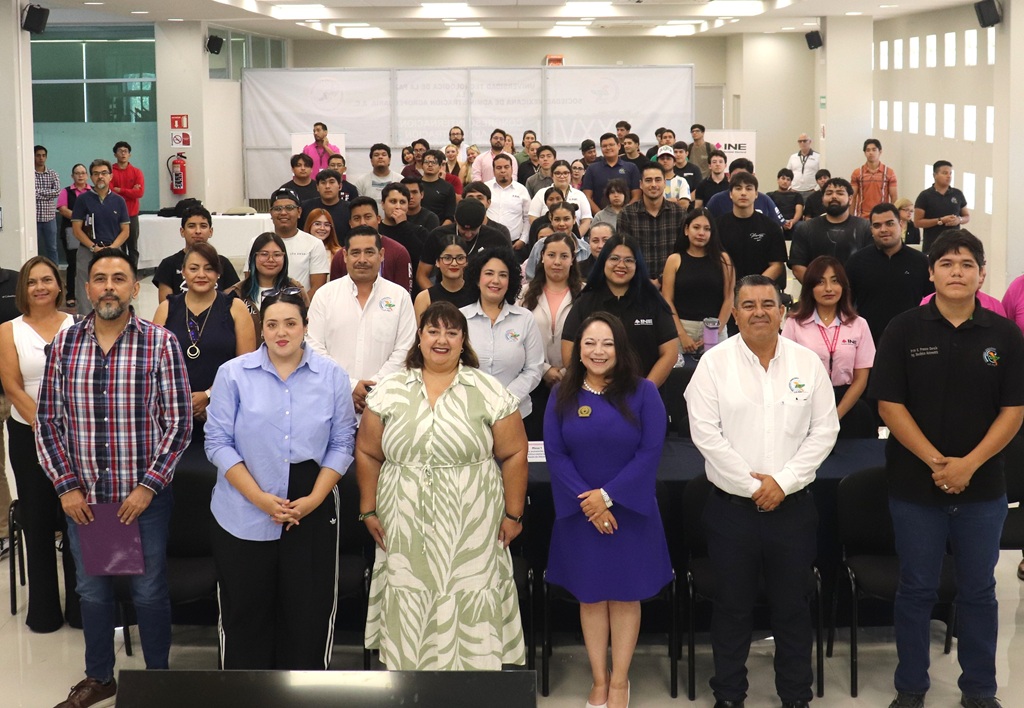 muchas personas de pie posando para la foto en grupo