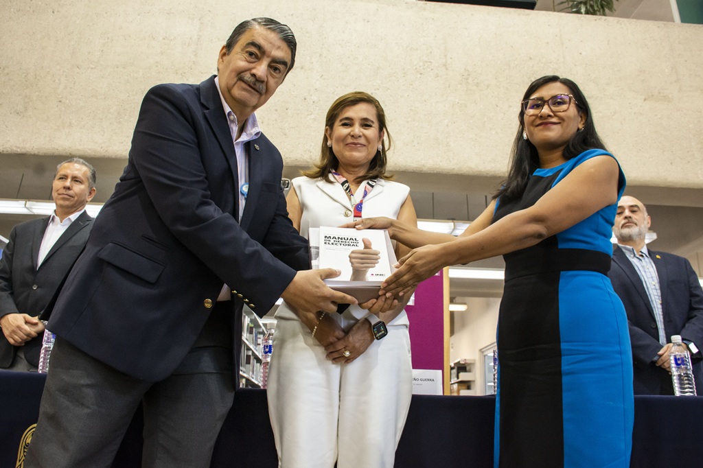 dos mujeres de pie recibiendo libros