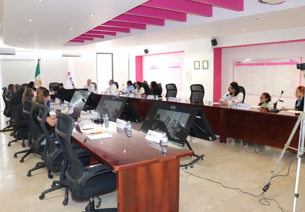 personas reunidas en un salón