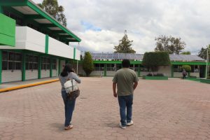 dos personas caminando dentro de una universidad