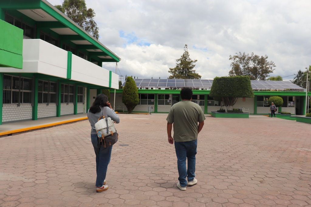 dos personas caminando dentro de una universidad
