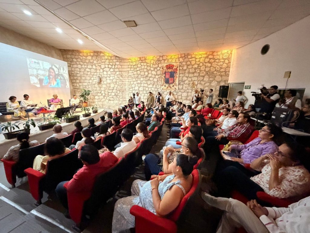 Auditorio lleno con asistentes al Decálogo de Acción Ciudadana en Campeche