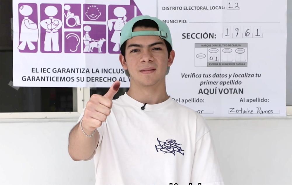 Joven mostrando el dedo marcado por emitir su voto,