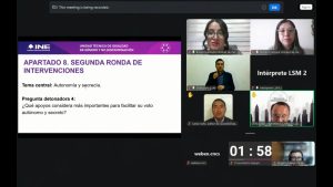 Personas en reunión virtual con una presentación en pantalla