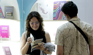 Mujer ojeando un libro
