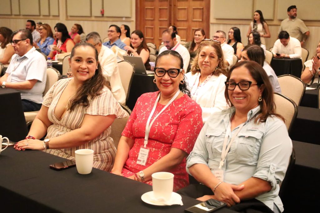 Tres mujeres en una mesa