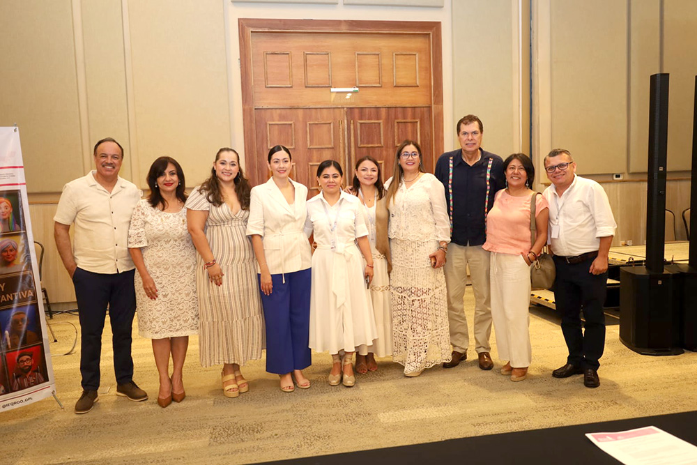 Consejera Blanca con otras personas en foto grupal