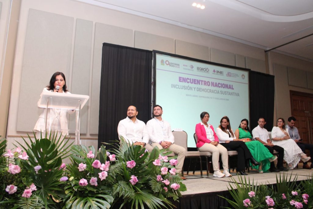 Mujer hablando en el podium