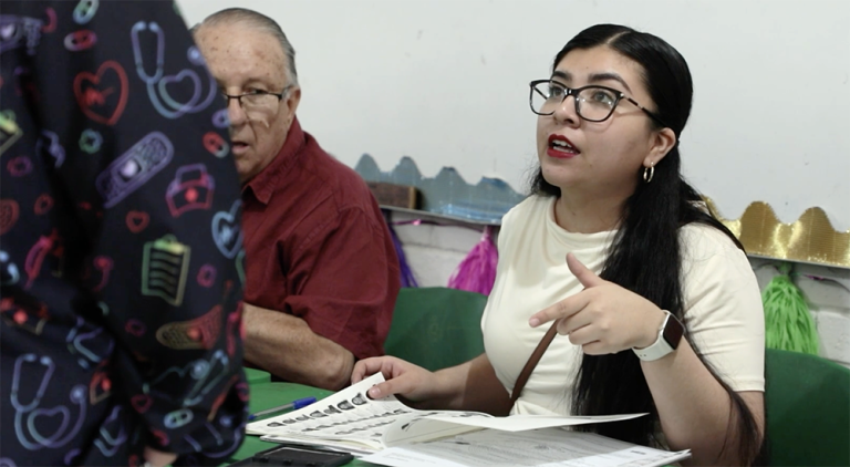 Funcionaria y funcionario de casilla