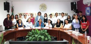 varias personas posando para la fotografía