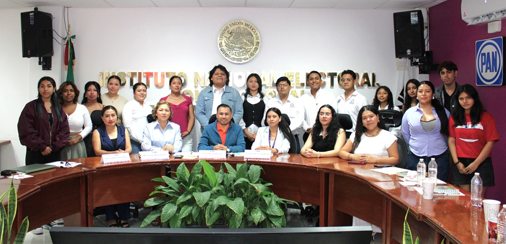 varias personas posando para la fotografía