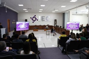 Personas reunidas en un auditorio con una persona hablando al frente