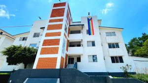edificio con bandera multicolor