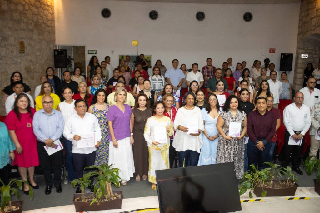 Foto grupal de asistentes al decálogo de acción ciudadana