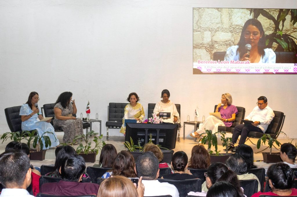 Panelista en exposición en el podium del Decálogo de Participación Ciudadana