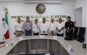 siete personas de pie para la foto oficial