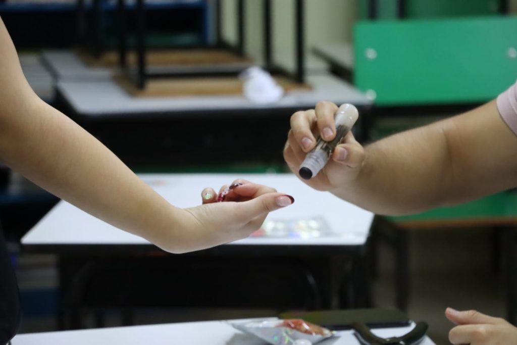 poniendo liquido indeleble a una persona después de votar