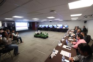 Salón con gente en computadoras