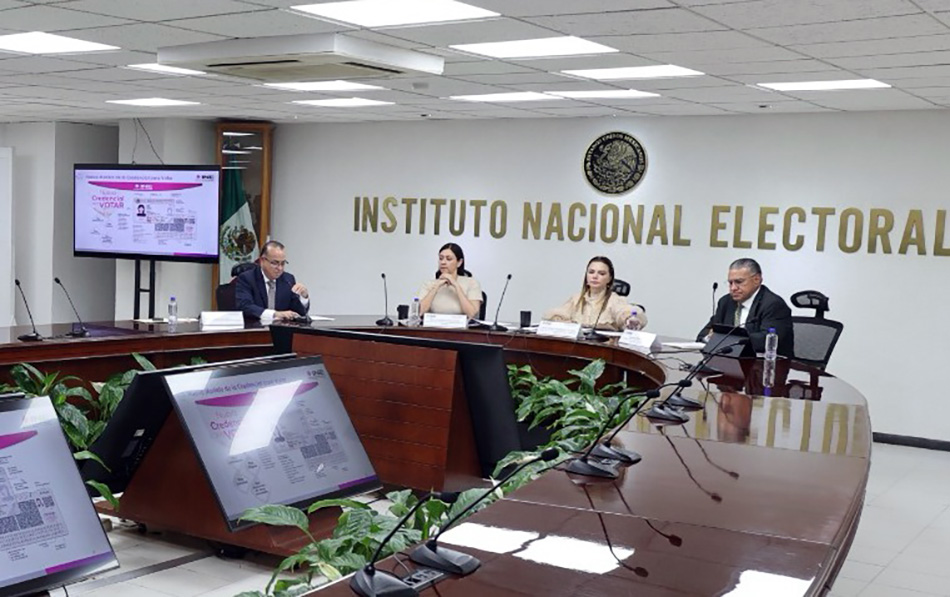 4 personas sentadas en conferencia de prensa