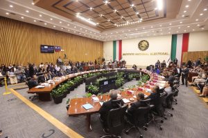 Salón de sesiones con la participación de las personas Consejeras Electorales y representantes de partidos políticos.