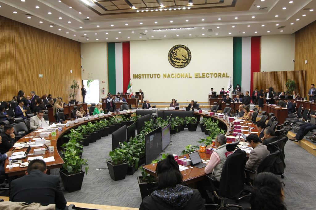 Personas Consejeras Electorales y representantes de partidos políticos sentados en el Salón del Consejo.
