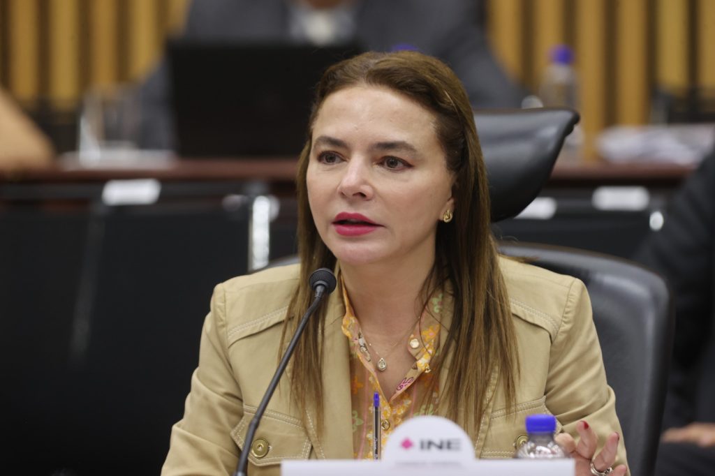 Carla Humphrey Jordan, Consejera Electoral participando en la sesión.